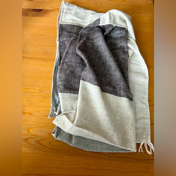 Color-blocked Scarf - Picture 2 of 3